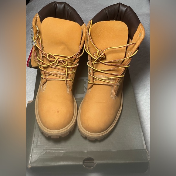 ***Used*** Boys Size 6 Timberland Boots - Picture 2 of 14